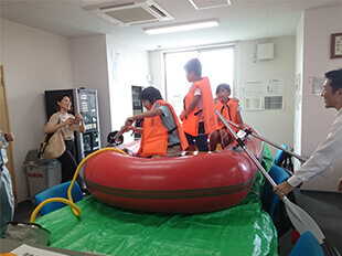 ゴムボートに救命胴衣を着て載る体験の写真