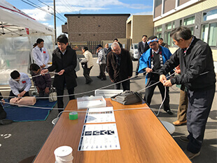 地域の方々へ災害時に役立つ内容を紹介している写真