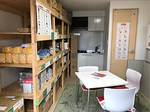 備蓄品を置いている部屋の写真