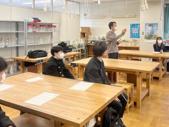 自らの経歴を紹介する当社社員