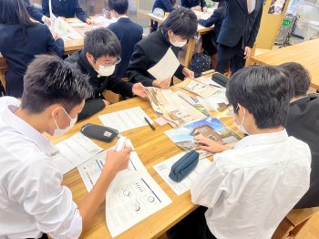 アイデアだしをする生徒のみなさん