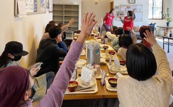 紙芝居のクイズに答える子どもたち