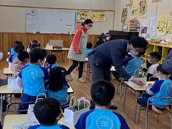 園児に植物の説明をする渡邊教授