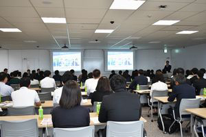 社長室にて代表取締役社長小林克満と（右）名刺交換(2019年8月当時)